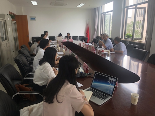 范国睿教授与国产在线
青年教师交流
