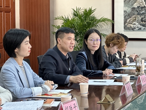 国产在线
黄校长发言