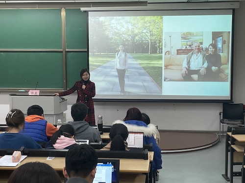 国产在线
举办“当东方遇到西方：如何用英文讲好中国故事”青博讲师团讲座