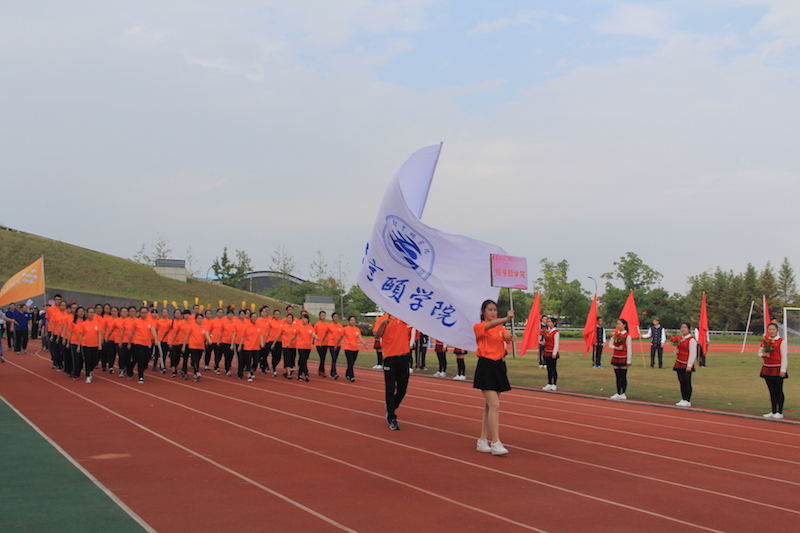 图为国产在线
同学在走方阵.JPG